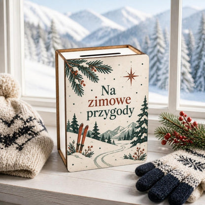 Skarbonka vintage „Na zimowe przygody” na parapecie z widokiem na góry