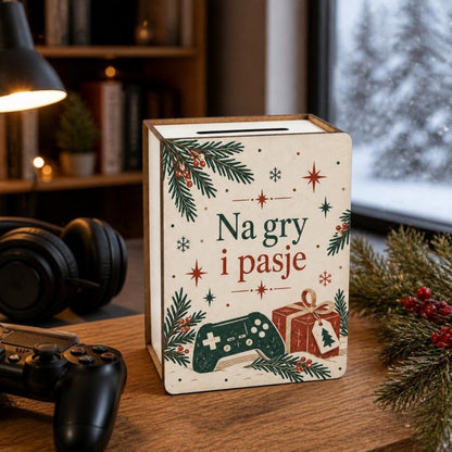 Skarbonka vintage „Na gry i pasje” na biurku z padem i słuchawkami