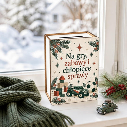 Skarbonka vintage „Na gry, zabawy i chłopięce sprawy” na zimowym parapecie