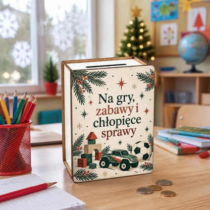 Skarbonka vintage „Na gry, zabawy i chłopięce sprawy” na ławce w klasie